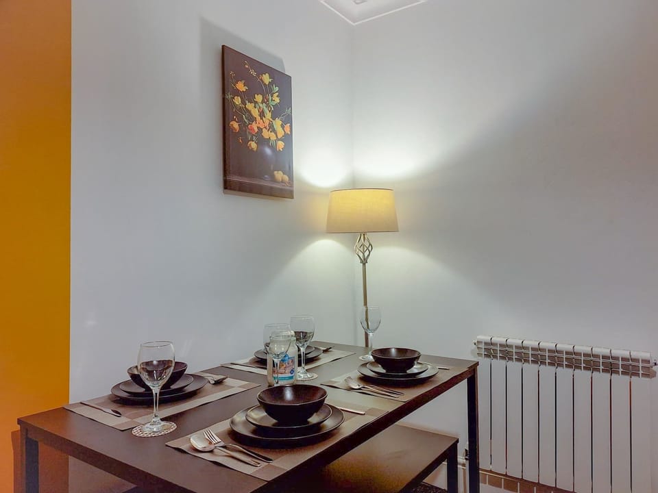 Simple dining space ideal for family meals or relaxed evenings, with everything set up for easy, no fuss dining.