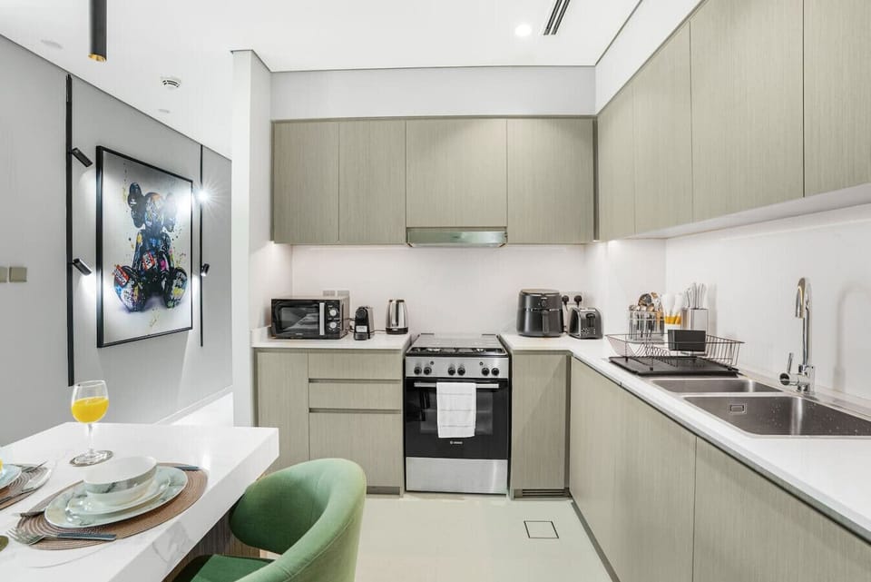 Fully Equipped Kitchen: A modern and functional kitchen featuring full-size appliances, ample counter space, cookware, and a clean layout ideal for preparing everyday meals.