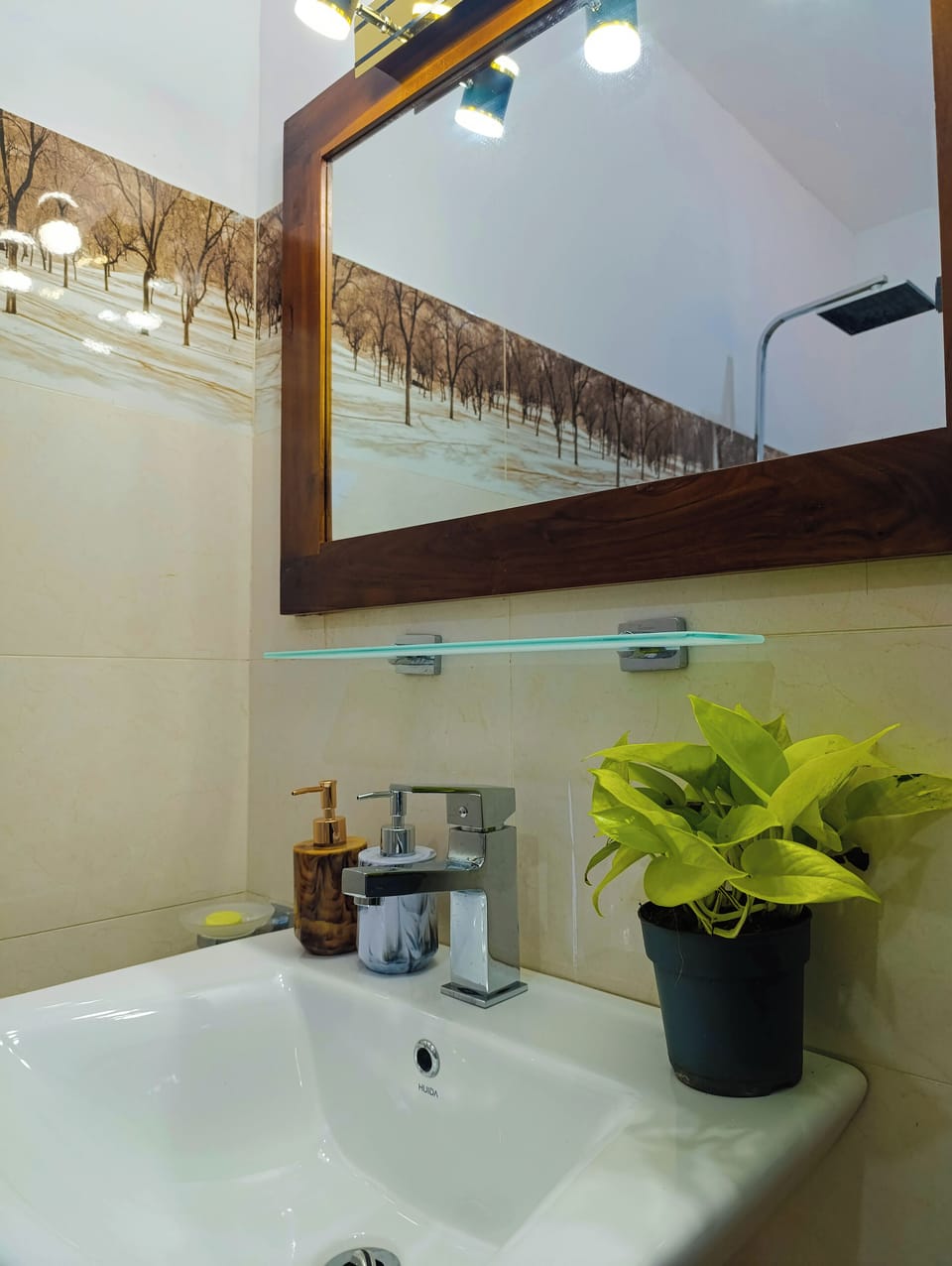 Deluxe Double Room, 1 King Bed, Air conditioning, Mountain View | Bathroom | Shower, free toiletries, hair dryer, slippers