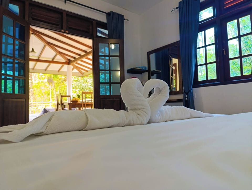 Deluxe Double Room, 1 King Bed, Air conditioning, Mountain View | Desk, laptop workspace, blackout drapes, soundproofing
