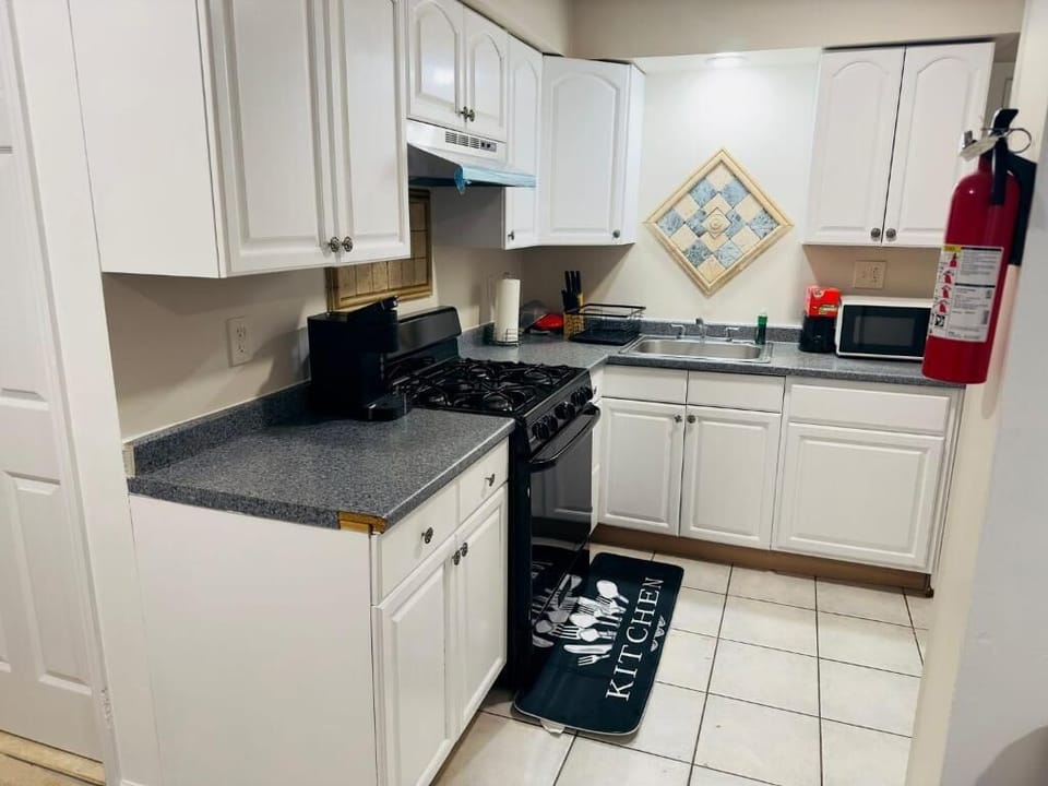 Full-size fridge, microwave, oven, stovetop