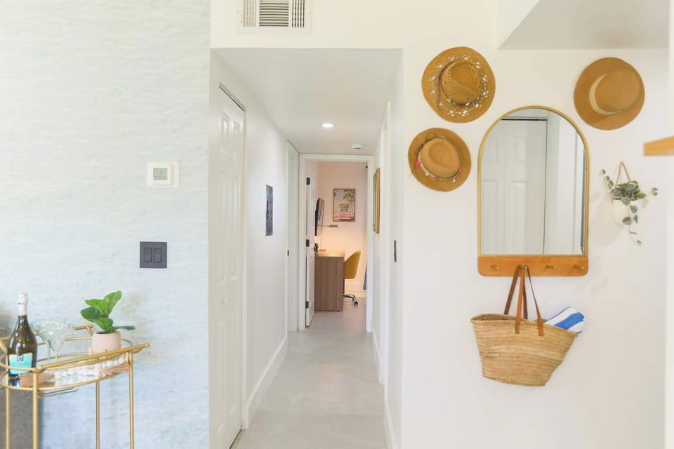 Hallway to 2nd bathroom and bedrooms