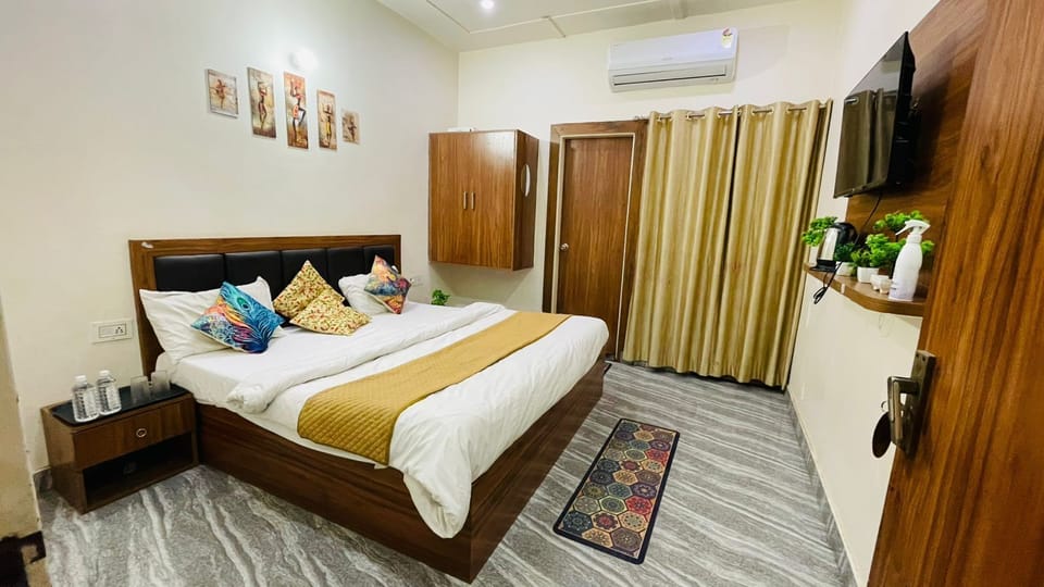 Deluxe Room, 1 Double Bed, Balcony, City View | Memory foam beds, soundproofing, free WiFi, bed sheets