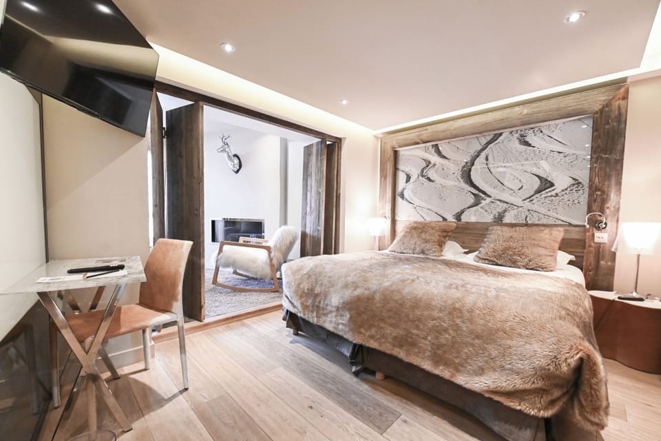 Superior room Living room Mountain view | Premium bedding, in-room safe, free WiFi