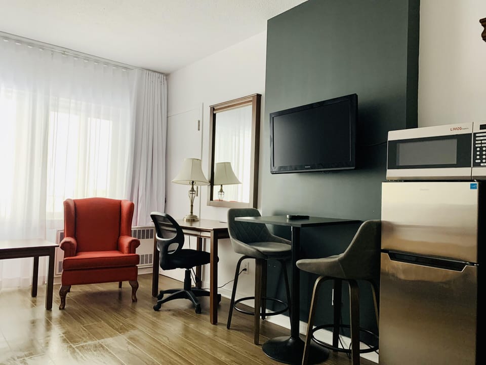Executive Room, 1 King Bed, Sea View | Desk, soundproofing, iron/ironing board, free rollaway beds