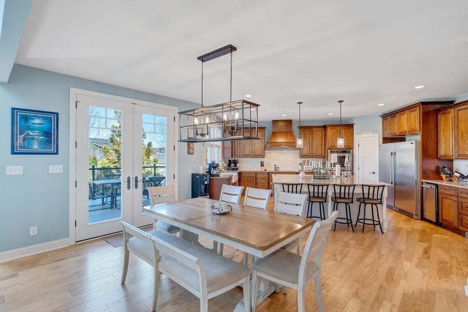 Dining table & Kitchen area
