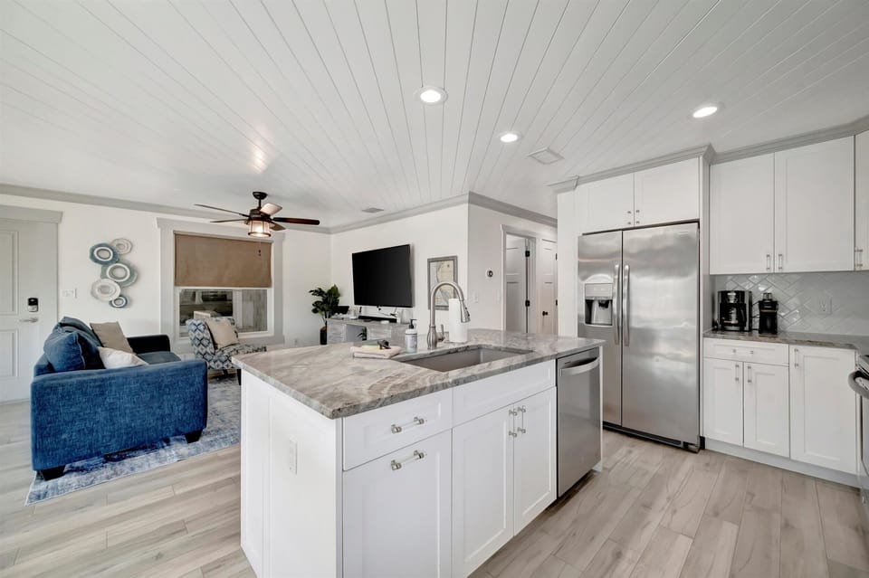Premier Condo, 2 Bedrooms, Beachside | Interior