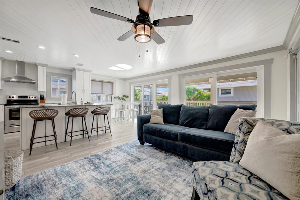 Premier Condo, 2 Bedrooms, Beachside | Interior