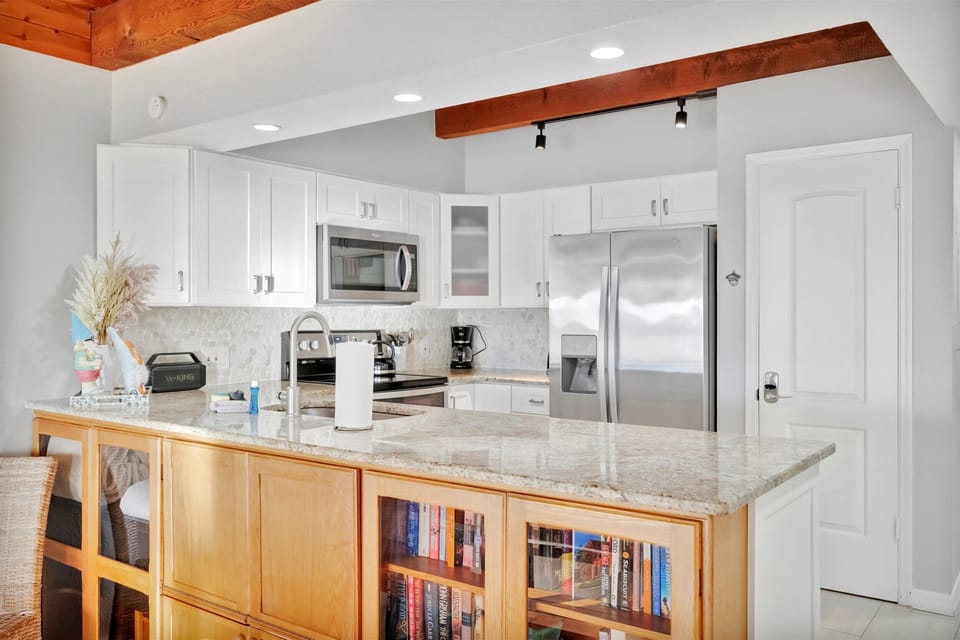 Panoramic Condo, 2 Bedrooms, Beachfront | Private kitchen