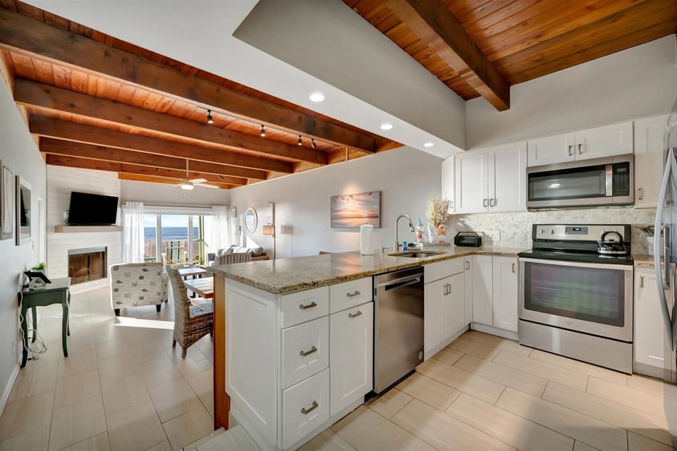 Panoramic Condo, 2 Bedrooms, Beachfront | Private kitchen