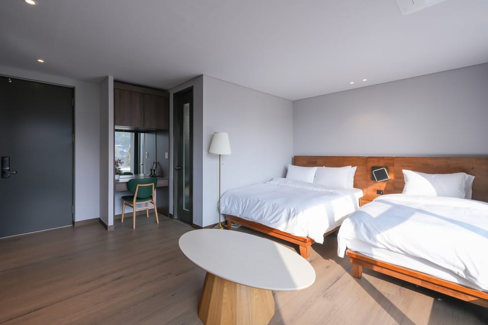 Premium Twin Room, Mountain View | Premium bedding, down comforters, in-room safe, desk