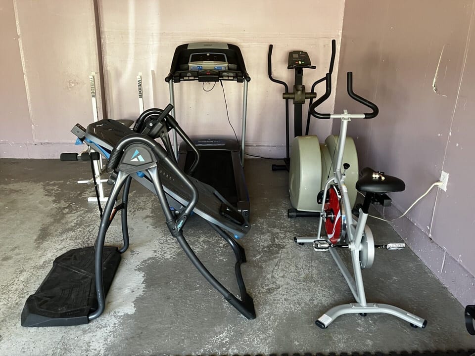 King Bed, Home Gym, 4 Tvs, Near Recreational Parks, Tennis Court, Shoping Center House in Ajax