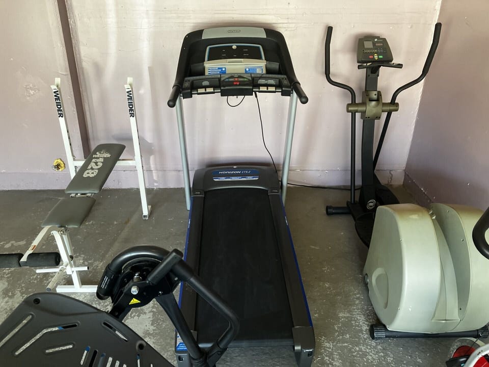King Bed, Home Gym, 4 Tvs, Near Recreational Parks, Tennis Court, Shoping Center House in Ajax