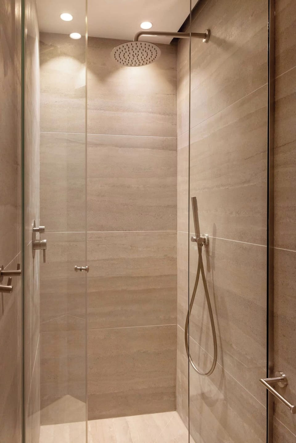 House | Bathroom | Hair dryer, shampoo