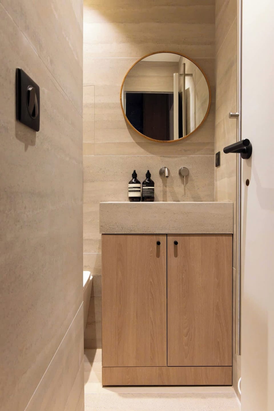 House | Bathroom | Hair dryer, shampoo