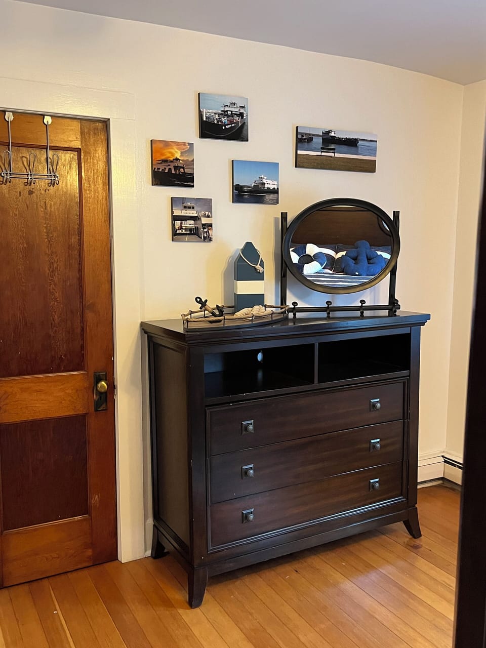 Ferry Boat Bedroom - upstairs
Queen Bed