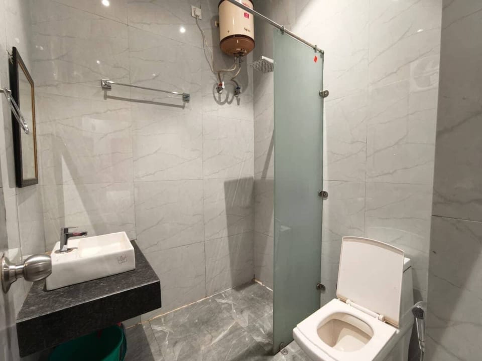 Deluxe Room | Bathroom | Shower, rainfall showerhead, towels, soap