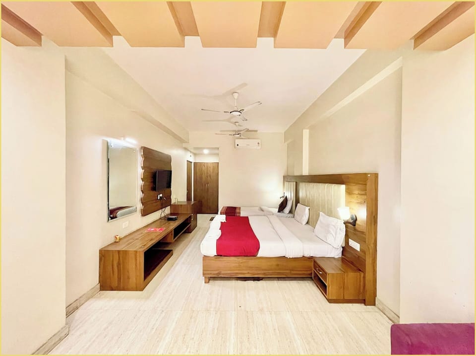 Deluxe Triple Room, Air conditioning | Hypo-allergenic bedding, desk, soundproofing, free WiFi
