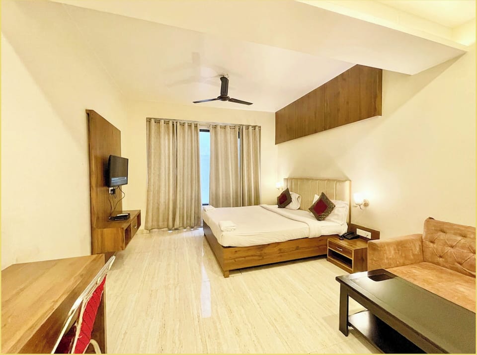 Hypo-allergenic bedding, desk, soundproofing, free WiFi