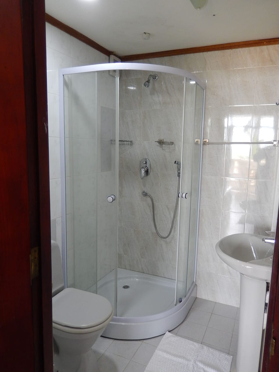 Deluxe Room, Balcony, Sea View | Bathroom | Deep soaking tub, free toiletries, bidet, towels
