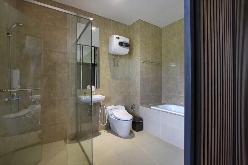 Penthouse | Bathroom | Shower, free toiletries, towels