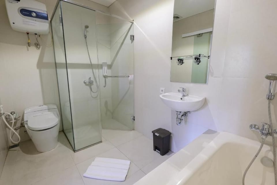 Deluxe Double Room | Bathroom | Shower, free toiletries, towels