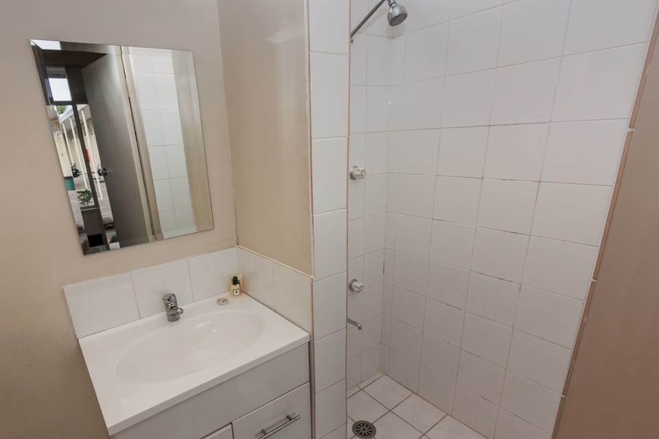 Single Room | Bathroom | Shower, free toiletries, hair dryer, towels