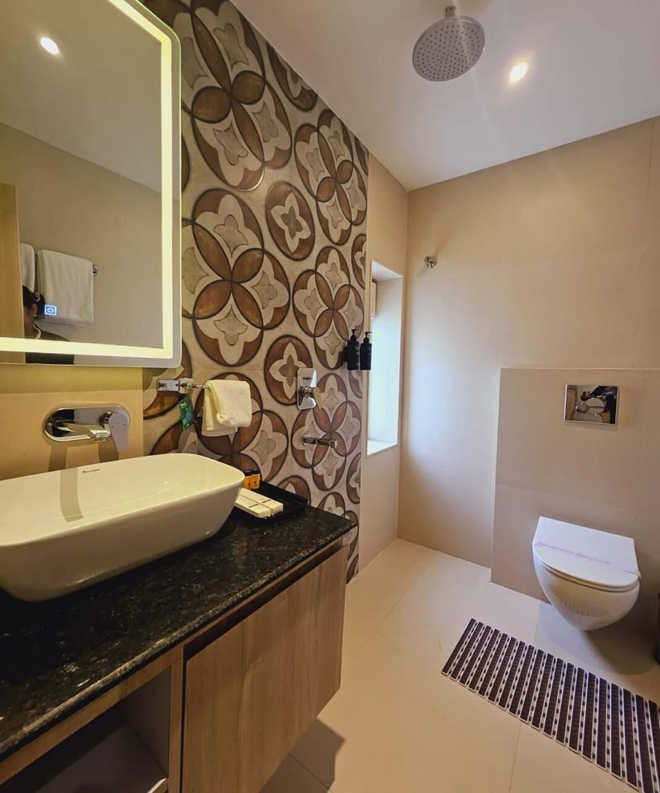 Luxury Double Room | Bathroom | Shower, slippers, towels, soap