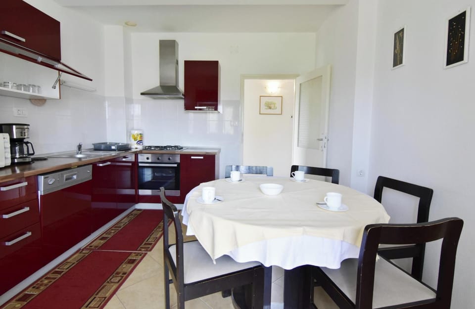 Apartment, 3 Bedrooms, Balcony, City View | Dining room
