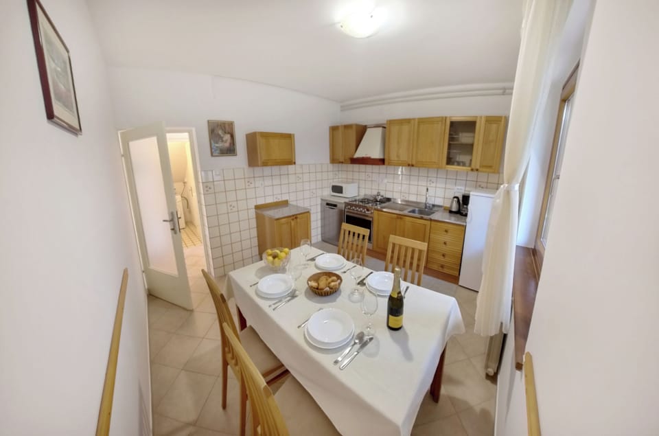 Apartment, 2 Bedrooms, Patio, Garden View | Dining room