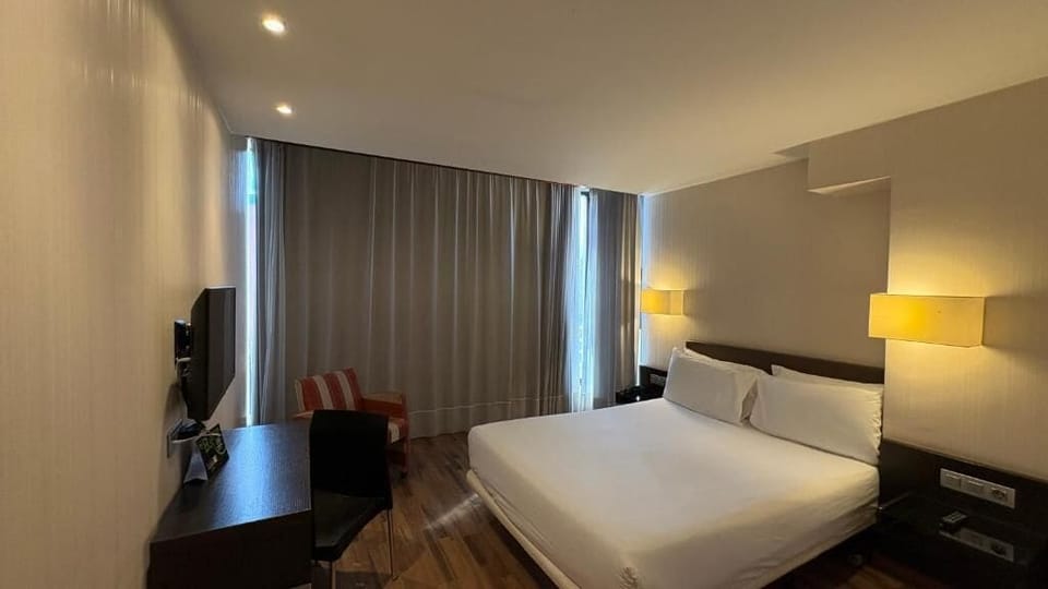 In-room safe, blackout drapes, free WiFi