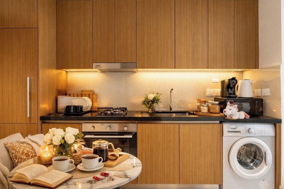Deluxe Studio | Private kitchen | Fridge, microwave, oven, stovetop