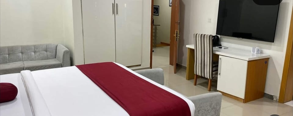 Standard Room | In-room safe, desk, laptop workspace, blackout drapes