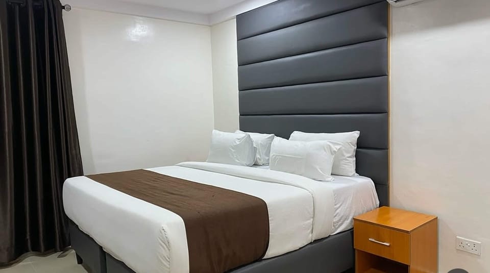 Deluxe Room | In-room safe, desk, laptop workspace, blackout drapes