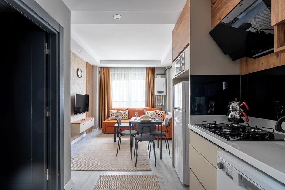 Deluxe Apartment, 1 Bedroom, Kitchen, Ground Floor | Private kitchen | Fridge, microwave, oven, stovetop