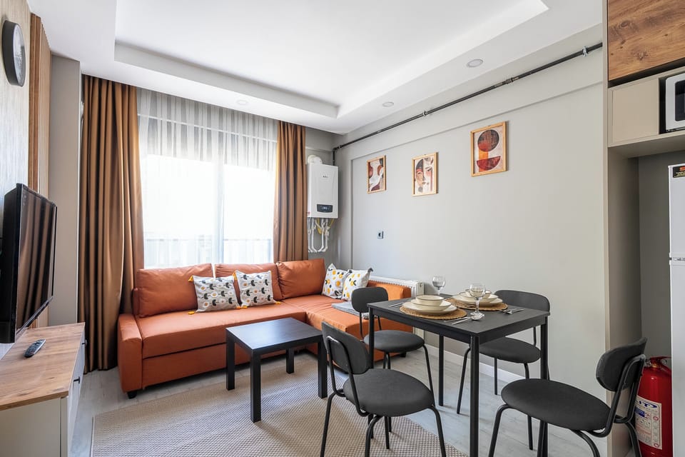 Deluxe Duplex, 2 Bedrooms, Kitchen | Living area | 80-cm TV with cable channels, Netflix, streaming services