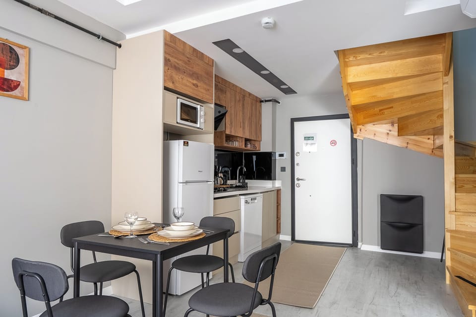 Deluxe Duplex, 2 Bedrooms, Kitchen | Private kitchen | Fridge, microwave, oven, stovetop