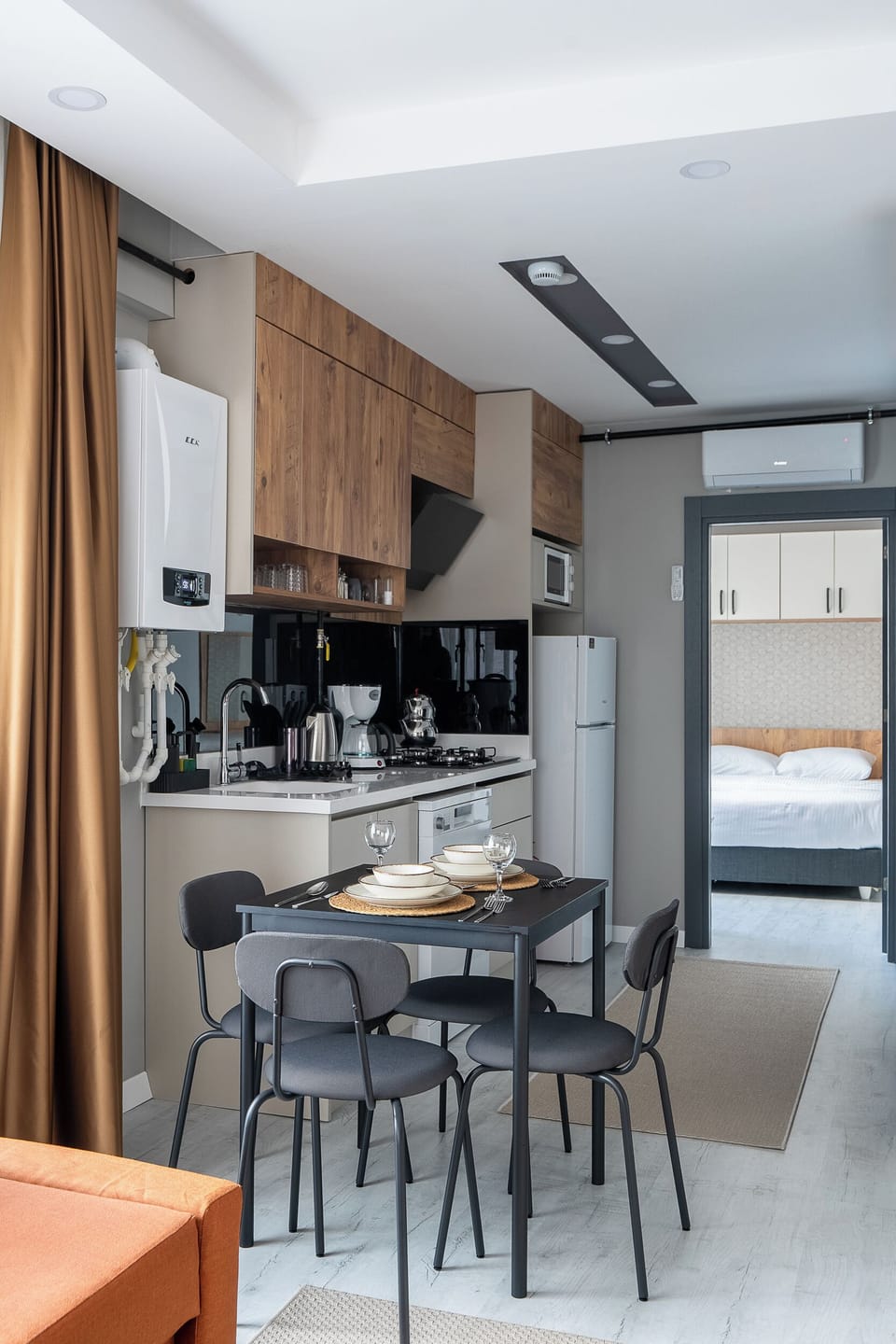 Deluxe Apartment, 1 Bedroom, Kitchen | Living area | 80-cm TV with cable channels, Netflix, streaming services
