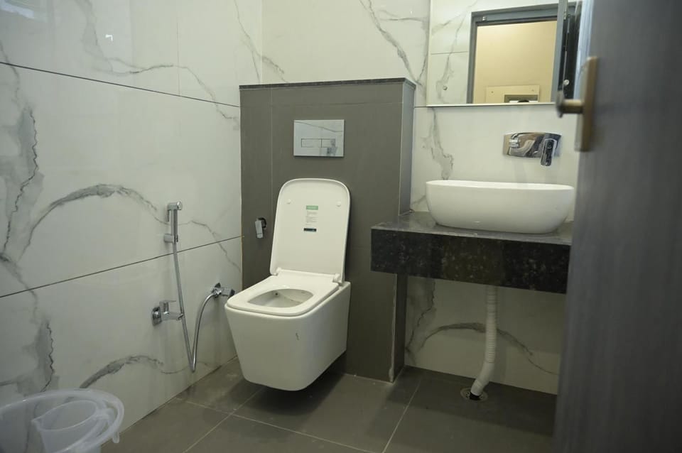 Deluxe Room, City View | Bathroom | Shower, rainfall showerhead, designer toiletries, towels
