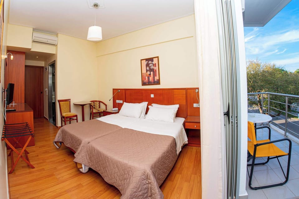 A bright and airy double suite with space to relax after exploring the area. Convenient for visiting nearby sights and attractions!