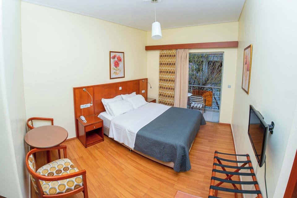 Cozy double suite with one double bed, soft linens and a welcoming layout, ideal for friends or families. Close to Loutra Ypatis Thermal Springs (550 m) and Ypati village (5 km)