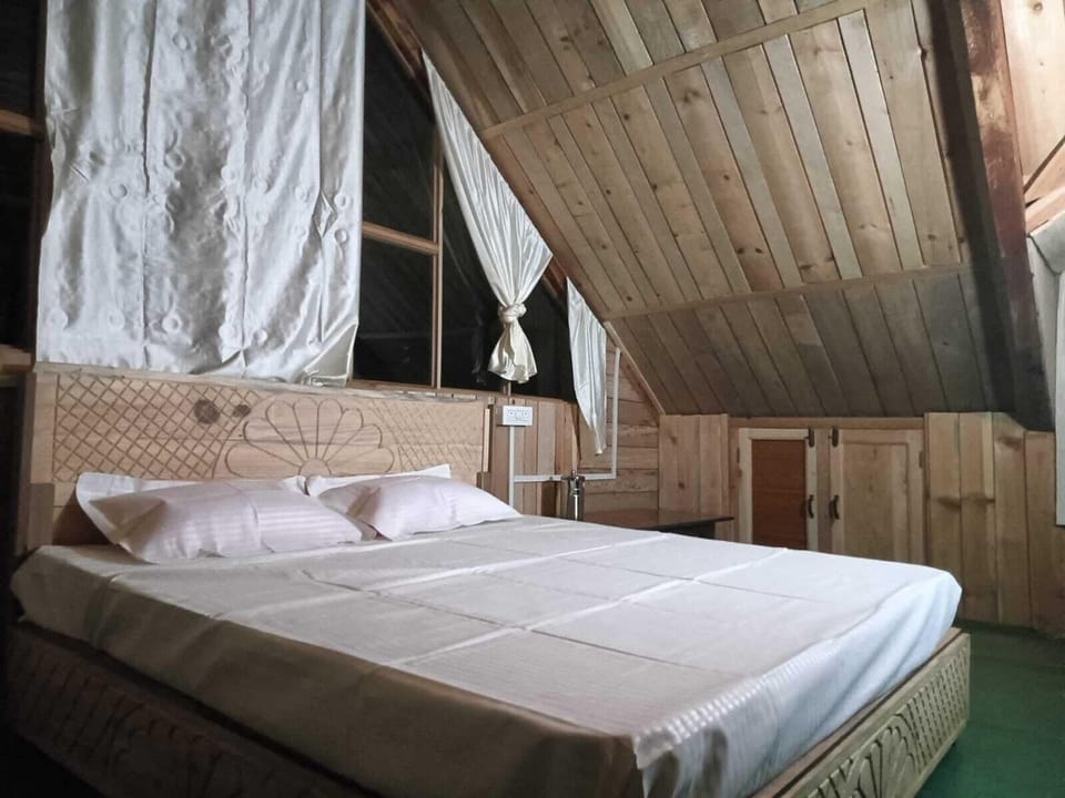 Cottage | Rollaway beds, free WiFi, bed sheets