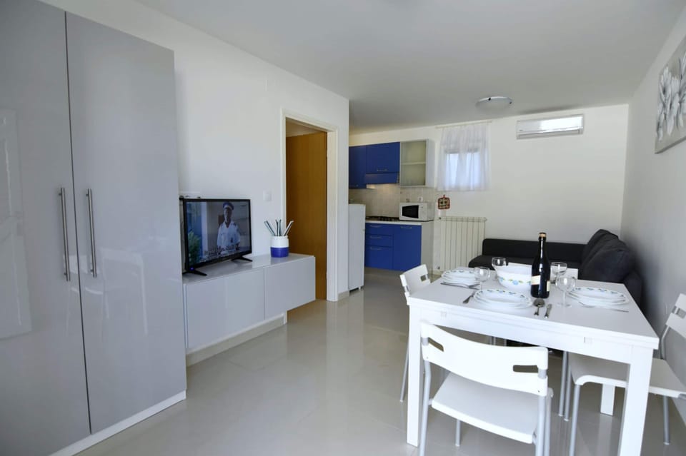 Apartment, 1 Bedroom, Patio, Garden View | Living room