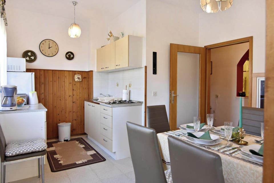 Apartment, 3 Bedrooms, Patio, Garden View | Dining room