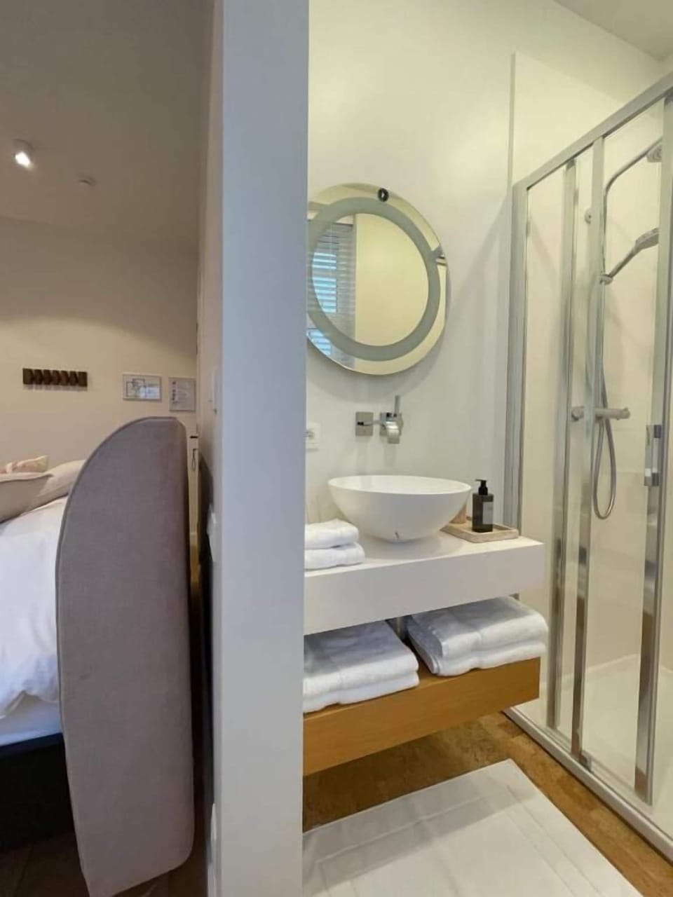 Deluxe Room Magnolia (20m2) | Bathroom | Shower, hair dryer, towels