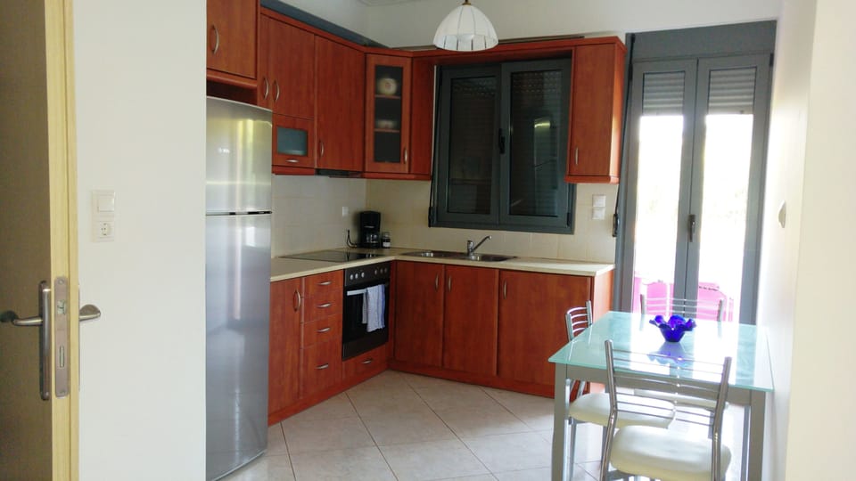 Family House, 2 Bedrooms, Bay View | Private kitchen | Full-size fridge, oven, stovetop, coffee/tea maker