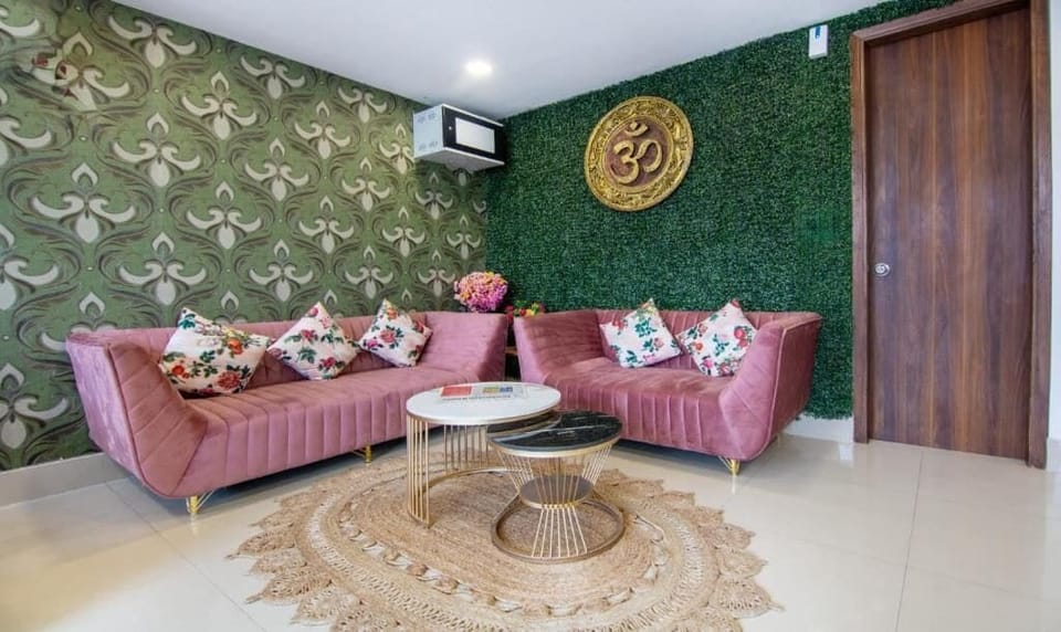 Executive Double Room, City View | Living area | 32-inch Smart TV with cable channels