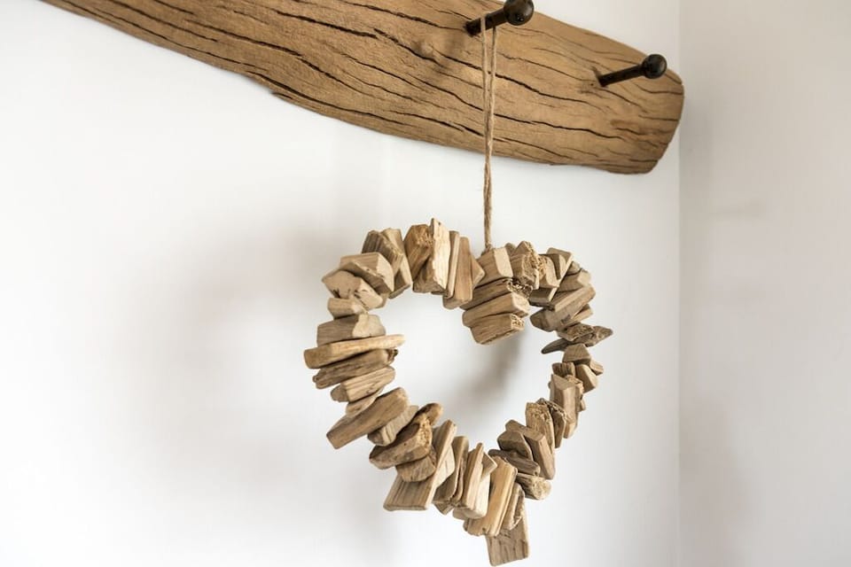 Annexe - entrance hall coat hooks