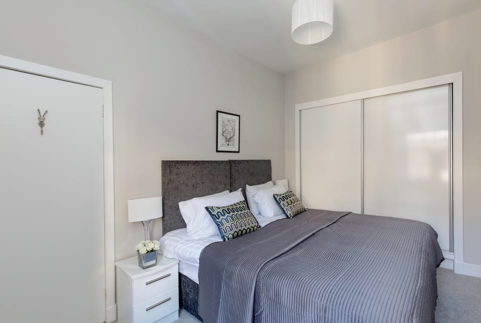 Grassmarket Modern Two Bedroom Flat Apartment in Edinburgh