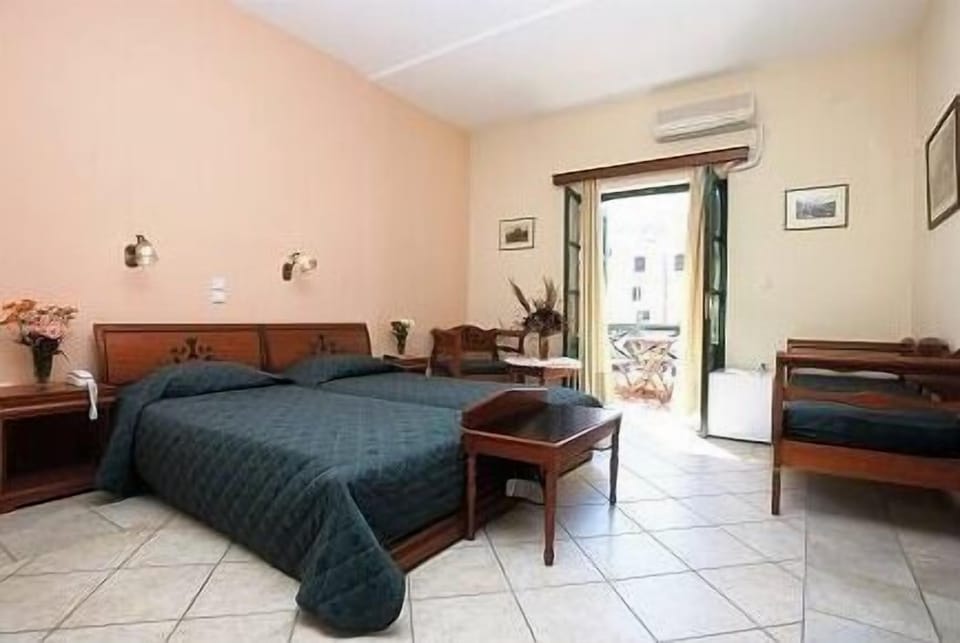 Double Room | In-room safe, free WiFi, bed sheets